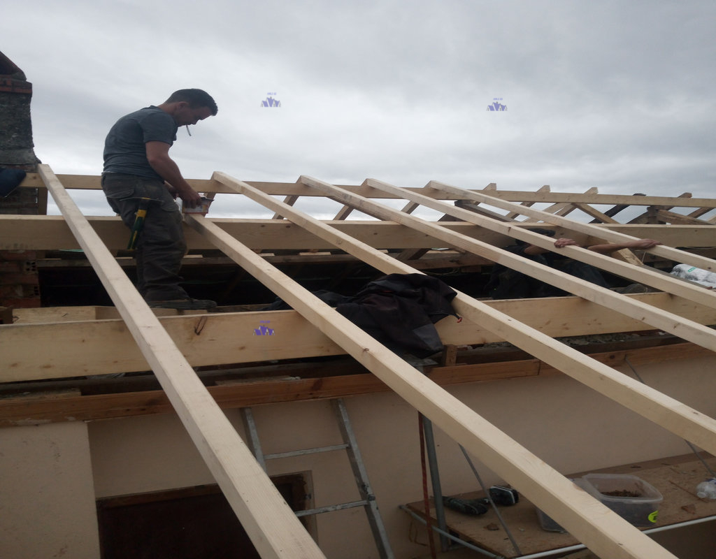 Charpentier HMLS 65 pour rénovation toiture. Chevrons d'un seul tenant (sablière au faîtage). Coffrage maintien mur de refend.