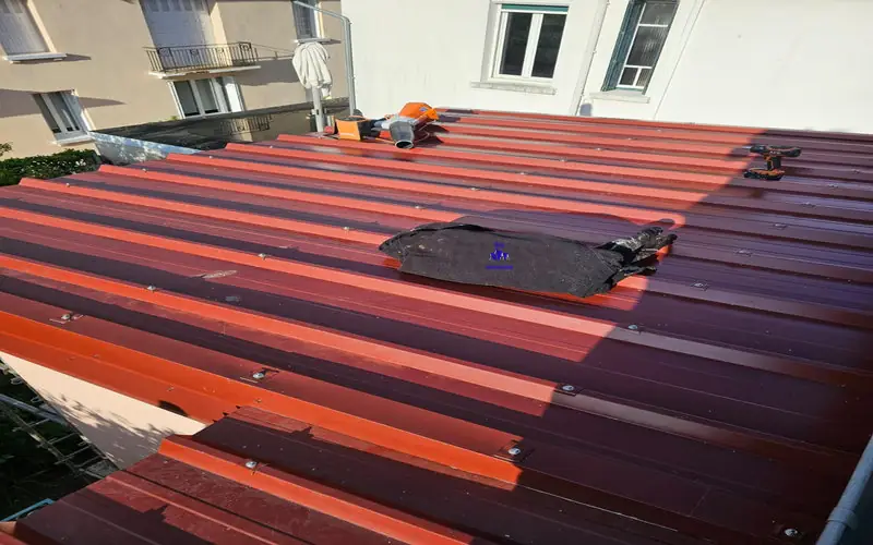 Toit terrasse transformé avec couverture en bac acier : pente créée, finitions rives/solin, mise hors d’eau – HMLS 65