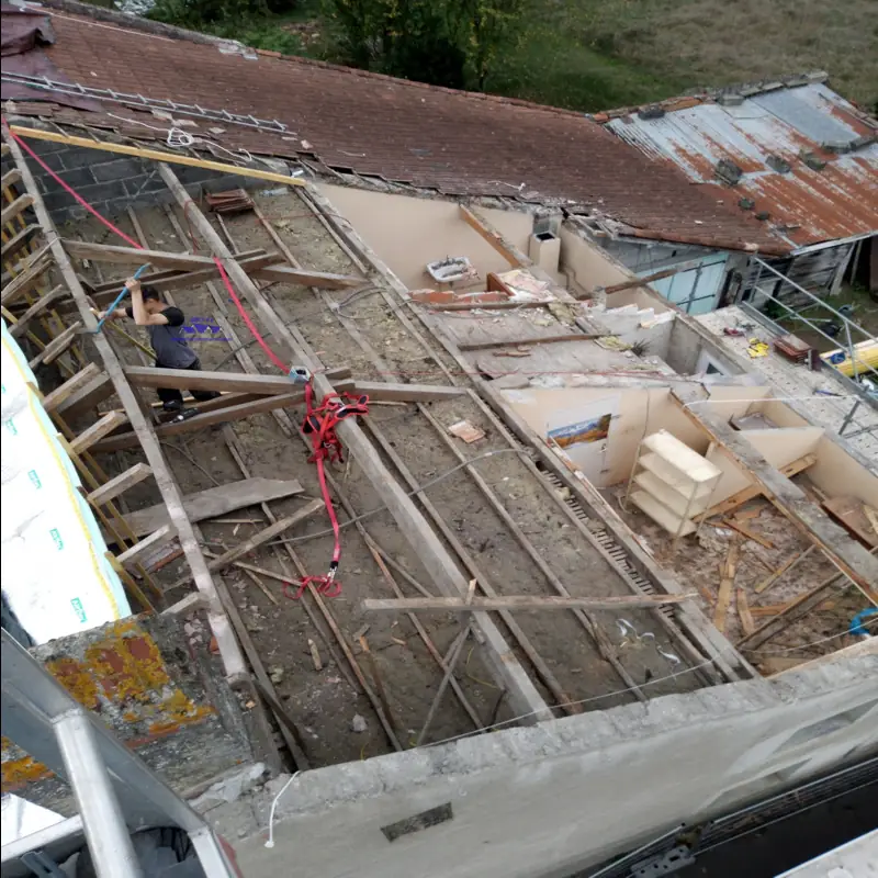 Remplacement total de charpente traditionnelle et dépose de l'ancien toit avant réfection.